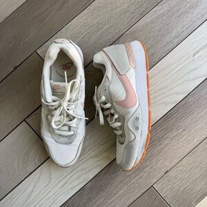 Nike Venture Women’s Runner Sneakers | Size: 8.5 | Good Condition